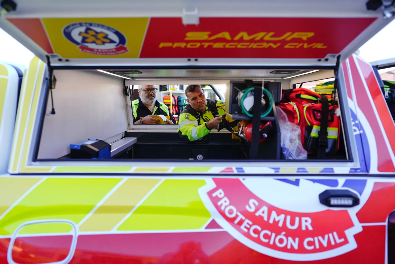 Dos profesionales del SAMUR revisan el material en el interior de una nueva ambulancia