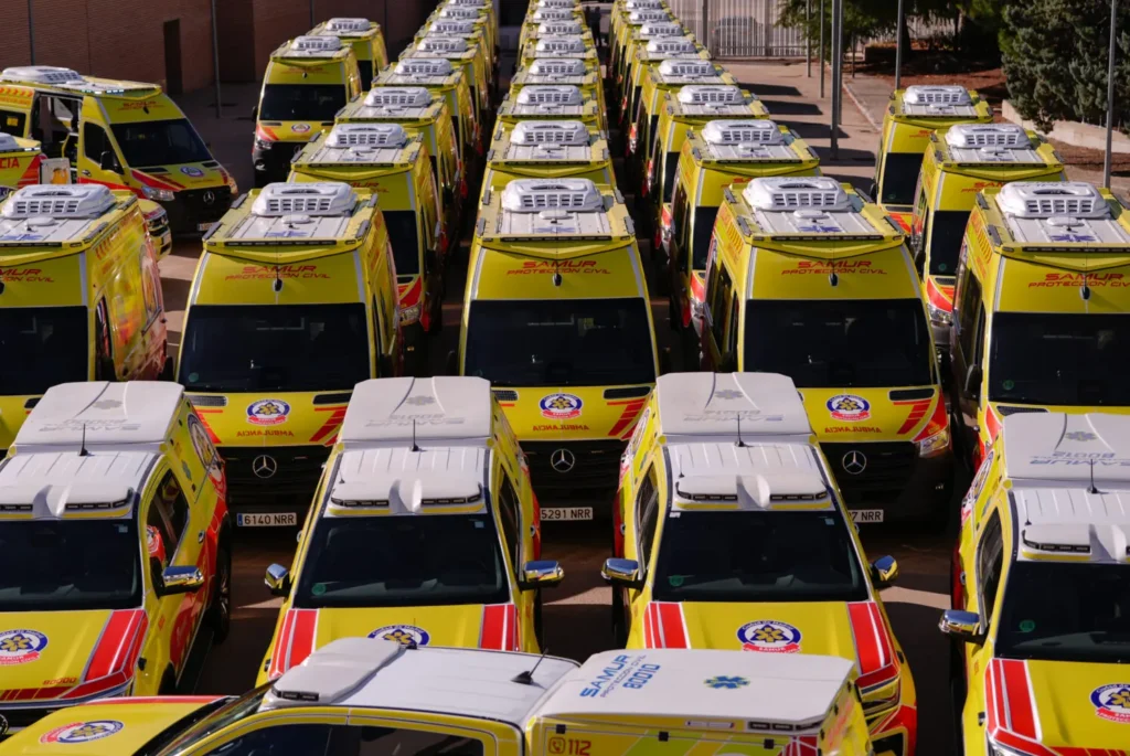 Ambulancias de la nueva flota SAMUR alineadas durante su presentación en Madrid